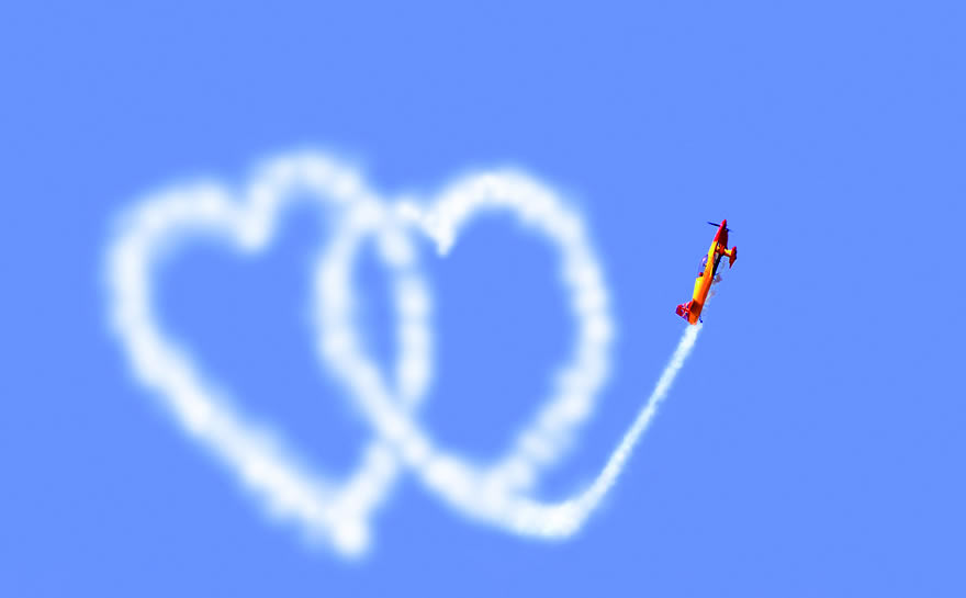Heiratsantrag im Flugzeug – Herzen am Himmel